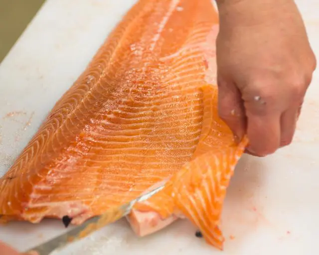 proses produksi ikan salmon yang mengilustrasikan joint produc by-product (biaya gabungan)